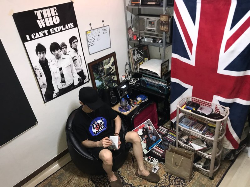 the who poster from uk , 70_80s vintage boombox , 70s trunk 안에 담긴 cd, 그외에 카세트와 lp들 (거실)